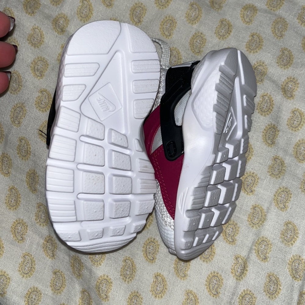 New! Size 4 toddler Nike huarache sneaker - Picture 3 of 5
